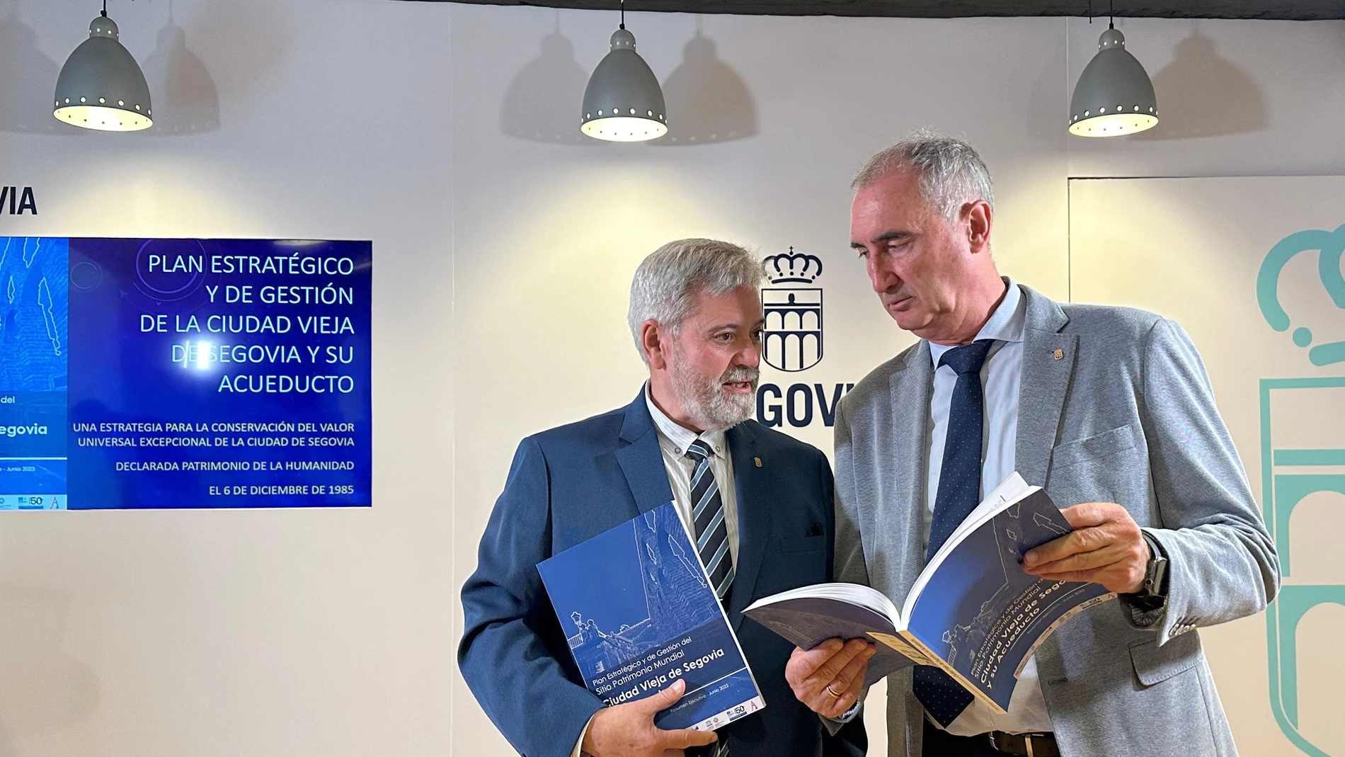 El alcalde, José Mazarías, y el concejal de Urbanismo y Patrimonio, Alejandro González-Salamanca, presentan el Plan Estratégico y de Gestión de la Ciudad Vieja de Segovia y su Acueducto