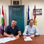 Juan Ignacio Pulgar, responsable de Desarrollo de Aquila Clean Energy en España, y el alcalde, Luis Alberto Miguel, suscriben el acuerdo