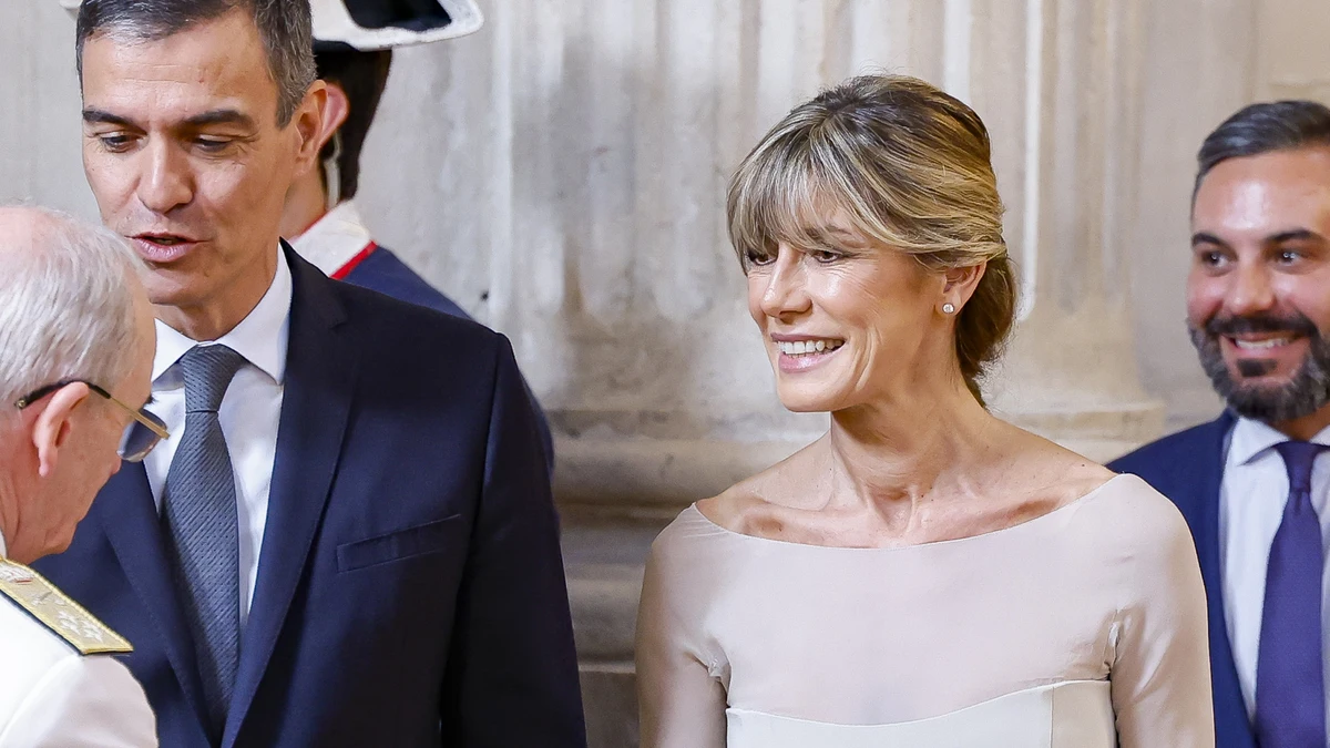 Begoña Gómez se convierte en la invitada más elegante (y con un peinado muy original) en la recepción en palacio del décimo aniversario Felipe VI