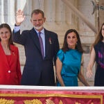 La Familia Real saluda desde el balcón del Palacio Real