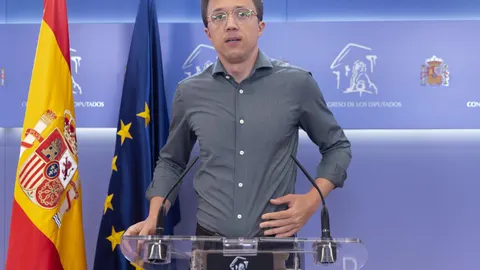 Errejón tacha el encuentro entre Ayuso y Milei como "la cumbre de la sociopatía" y una "OPA hostil a Feijóo