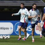 Nacho, junto a Laporte, en un entrenamiento de la selección española