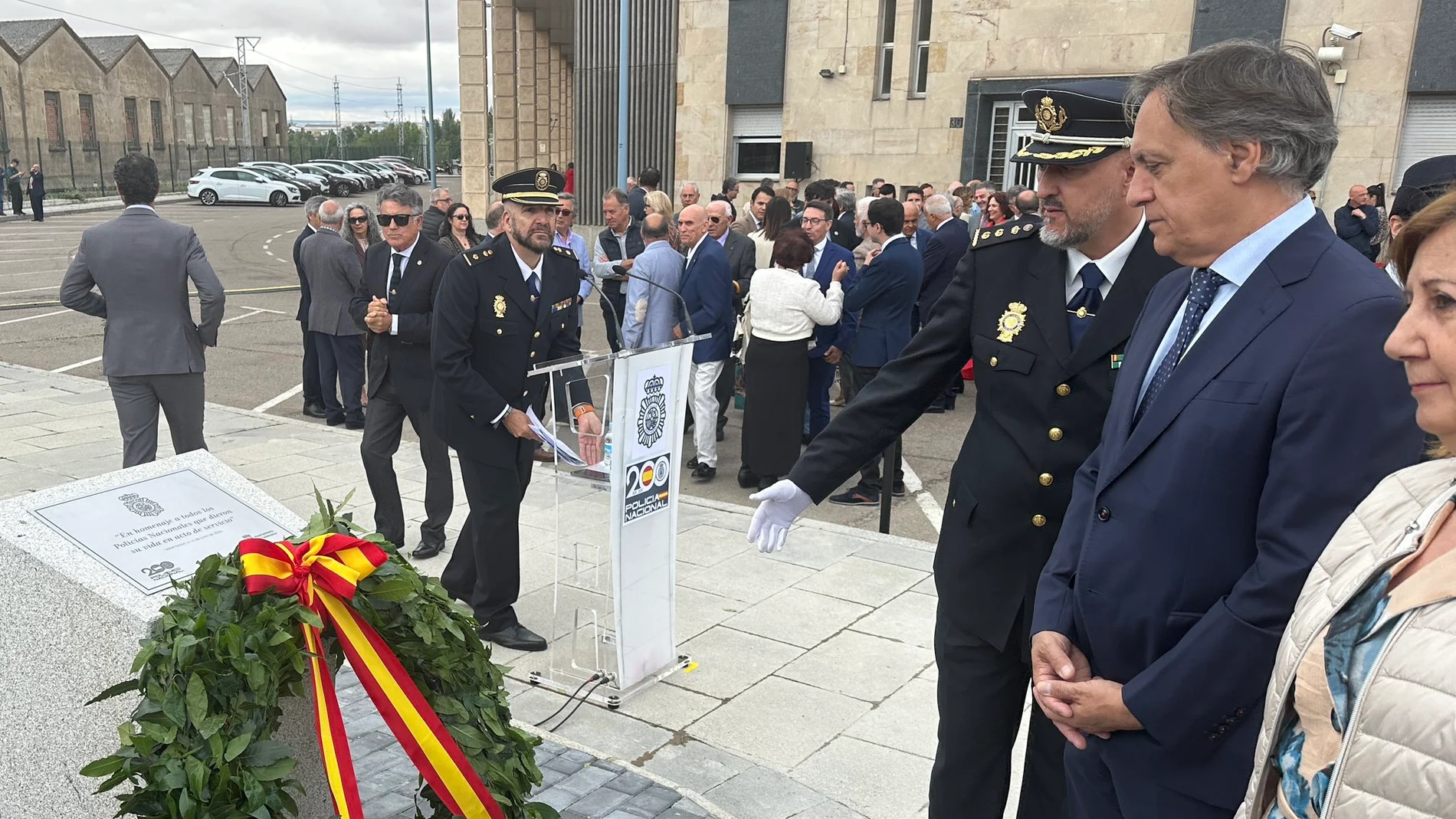 El alcalde de Salamanca, Carlos García Carbayo, en el homenaje a los policías nacionales víctimas del terrorismo