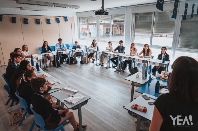 Los participantes del I Youth European Academy, en un aula del colegio Senara