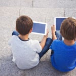 Las principales asociaciones pediátricas aconsejan evitar la exposición a las pantallas antes de los 18-24 meses