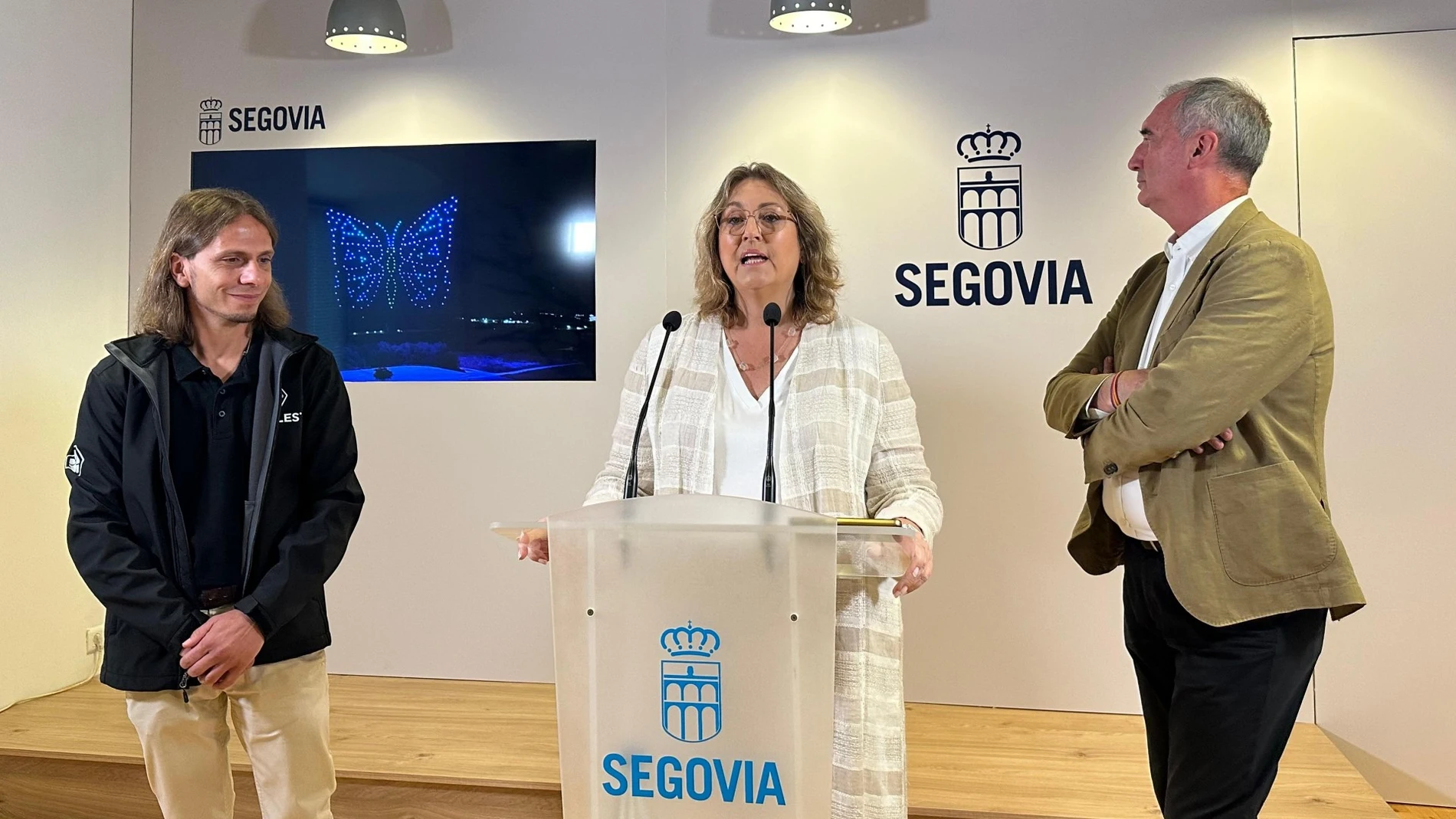 El alcalde José Mazarías, la concejala May Escobar y Raúl Barba, presentan el espectáculo