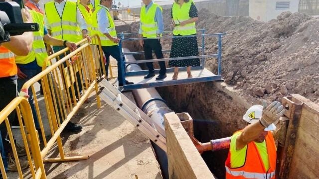 Visita de Carmen Crespo a la obra de abastecimiento en el alta en Roquetas de Mar