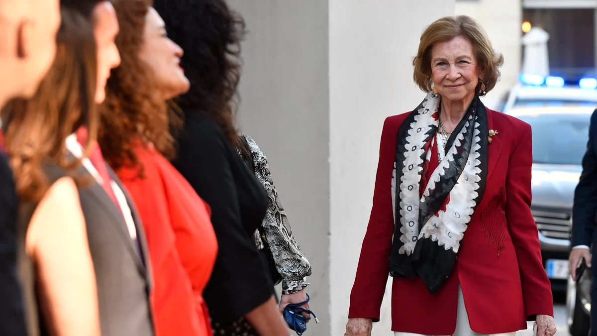 La Reina Sofía se ha ido a Almería con el look a juego con los que vimos a Letizia y Leonor en estos días de celebraciones