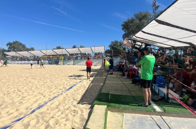Un partido de fútbol playa en el Campo de La Colada, en El Viso. AYUNTAMIENTO DE EL VISO
