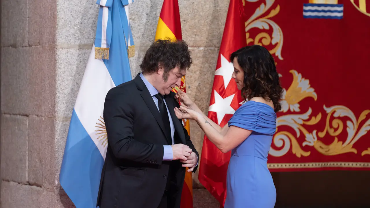 Javier Milei recibe la medalla de la Comunidad de Madrid de manos de Isabel Díaz Ayuso
@Gonzalo Pérez Mata Javier Milei recibe la medalla de la Comunidad de Madrid de manos de Isabel Díaz Ayuso
@Gonzalo Pérez Mata