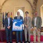 El alcalde de Chipiona, Luis Mario Aparcero, recogiendo el diploma que acredita a su municipio como 'Tsunami Ready' por la Unesco. AYUNTAMIENTO DE CHIPIONA