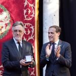 El presidente de la Diputación de Valladolid, Conrado Íscar, entrega el premio a la Trayectoria Artística 2023 al pianista riosecano Diego Fernández Magdaleno.