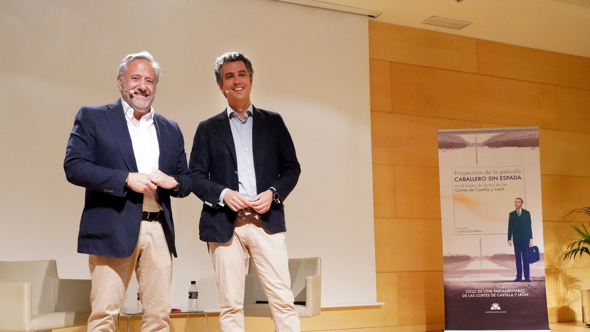 el presidente de las Cortes, Carlos Pollán, y el periodista Gonzalo Bans, llevaron a cabo un coloquio sobre el séptimo arte y la política previo a la proyección.