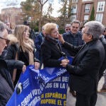 Luis Argüello, presidente de la Conferencia Episcopal Española, con víctimas de abusos.