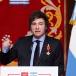 Javier Milei recibe la medalla de la Comunidad de Madrid de manos de Isabel Díaz Ayuso.