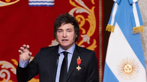 Javier Milei recibe la medalla de la Comunidad de Madrid de manos de Isabel Díaz Ayuso.