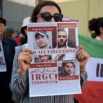 Una mujer sostiene un cartel a favor de la puesta en libertad de disidentes iraníes, entre ellos el rapero Tomaj Salehi