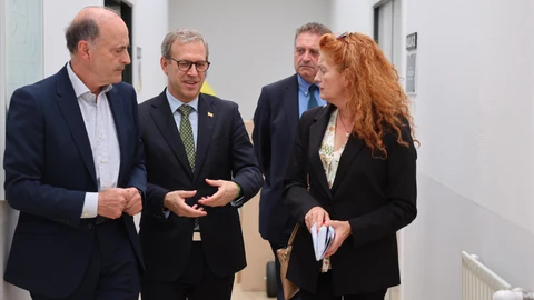 El consejero Mariano Veganzones durante su visita al laboratorio de Dihbu en Burgos
