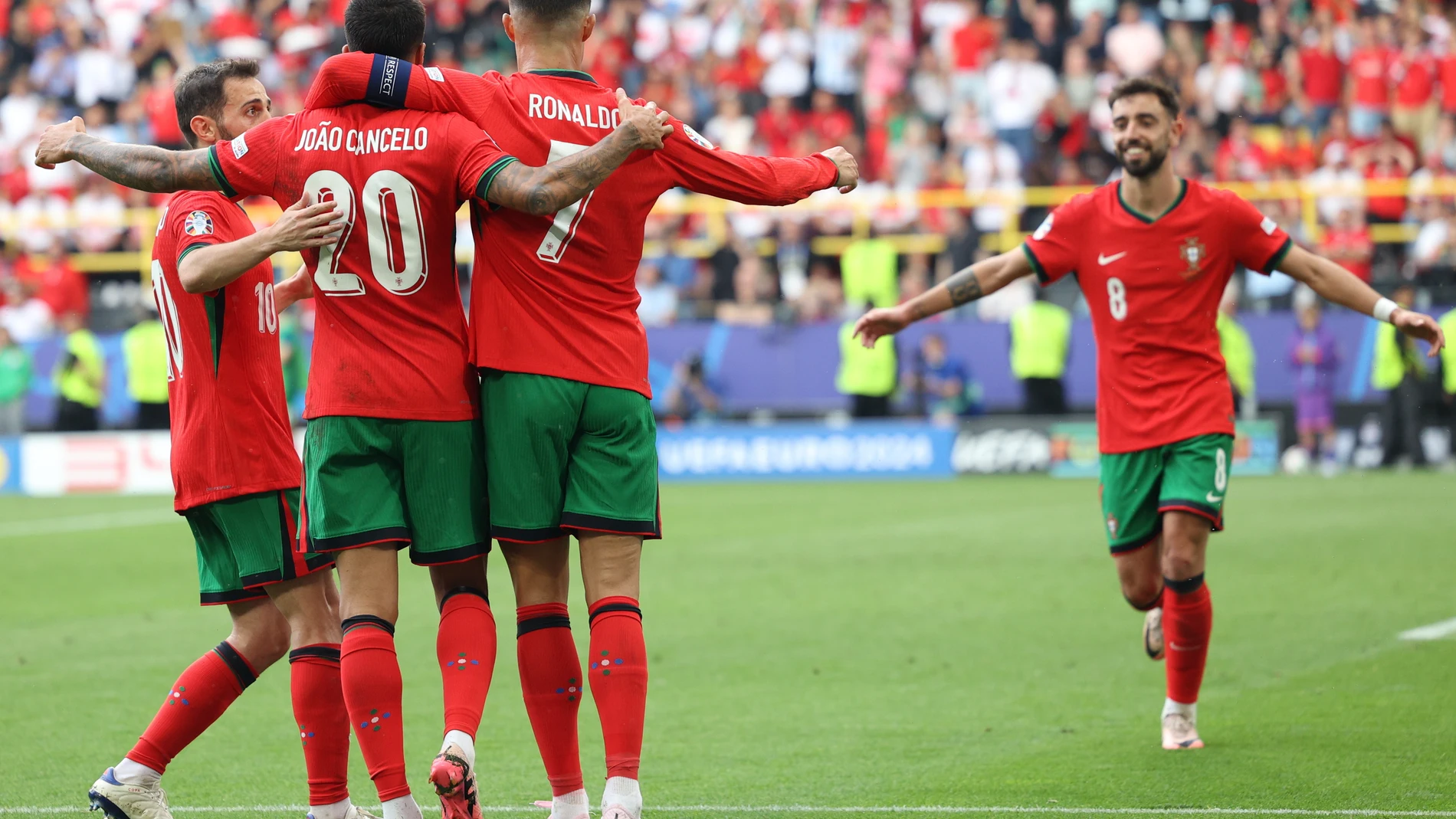 Dortmund (Germany), 22/06/2024.- Bruno Fernandes (R), Bernardo Silva (L), Joao Cancelo (2-L) and Cristiano Ronaldo of Portugal celebrate the 0-3 goal during the UEFA EURO 2024 group F soccer match between Turkey and Portugal, in Dortmund, Germany, 22 June 2024. (Alemania, Turquía) EFE/EPA/MIGUEL A. LOPES