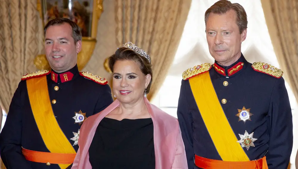 El gran duque heredero Guillermo de Luxemburgo, junto a sus padres, María Teresa y Enrique