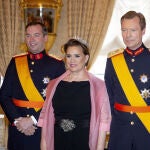 El gran duque heredero Guillermo de Luxemburgo, junto a sus padres, María Teresa y Enrique