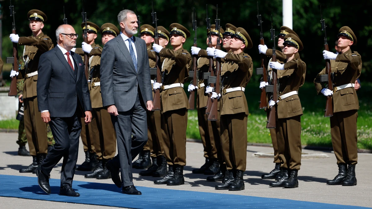 El Rey es recibido con honores militares a su llegada a Estonia 