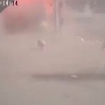 Una cámara graba el impacto de una bomba de Rusia sobre la ciudad ucraniana de Járkov