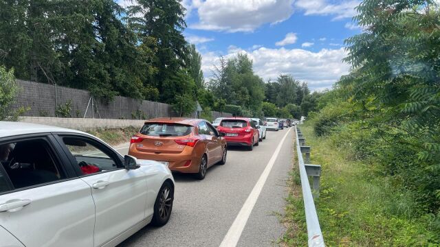 Caos y atascos kilométricos en la Sierra de Madrid por una prueba ciclista