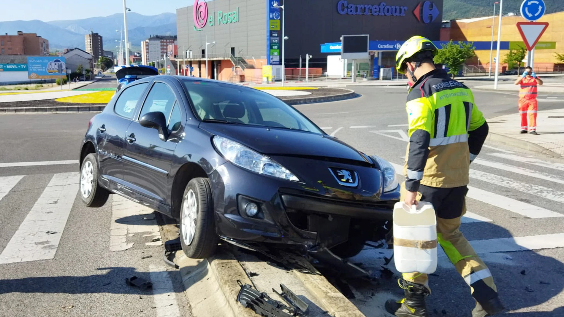 Aspecto del vehículo tras colisionar con la mediana en la avenida de Asturias de Ponferrada