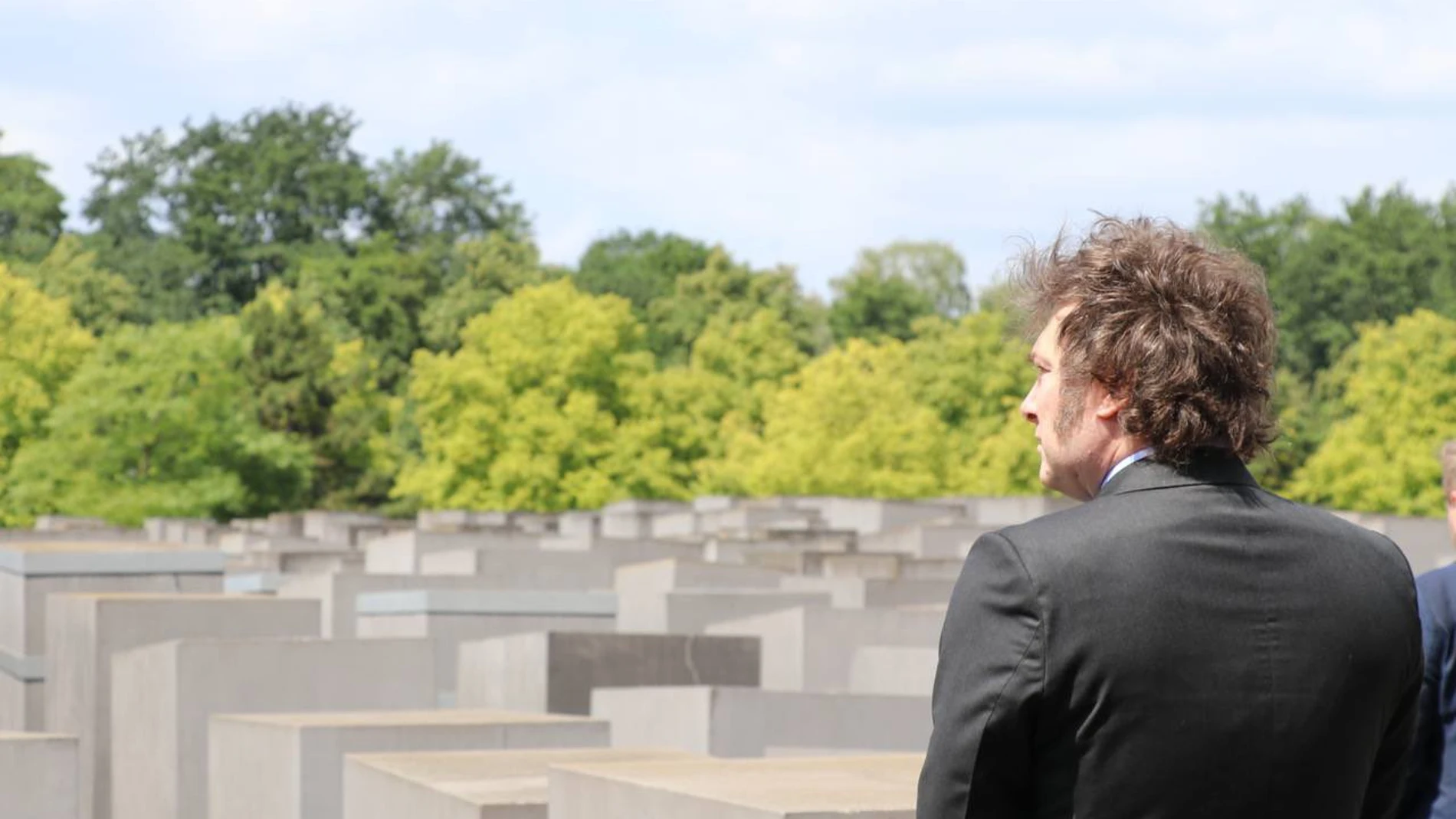 BERLÍN, 23/06/2024.- Fotografía publicada en la cuenta de la Oficina del Presidente en X del presidente argentino, Javier Milei, durante su visita al Monumento al Holocausto de Berlín este domingo. EFE/Oficina del Presidente **SOLO USO EDITORIAL/SOLO DISPONIBLE PARA ILUSTRAR LA NOTICIA QUE ACOMPAÑA (CRÉDITO OBLIGATORIO)***