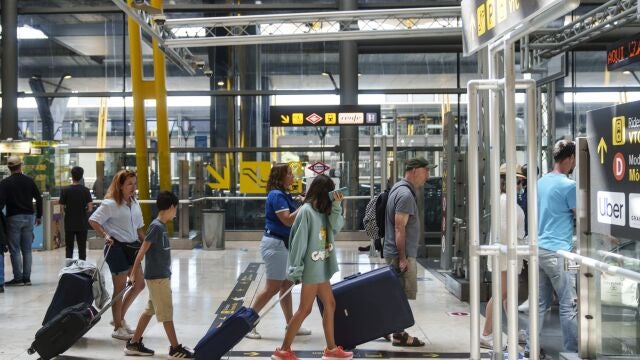 Salidas y llegadas a la T4 del aeropuerto Adolfo Suárez Madrid Barajas.