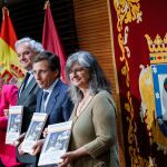 Martínez-Almeida, junto al presidente de la patronal madrileña, Miguel Garrido de la Cierva, y las secretarias regionales de CC.OO. y UGT, Paloma López y Marina Prieto, respectivamente