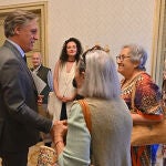 El alcalde Carlos García Cabayo conversa con algunos de los participantes en el programa ‘Salamanca Acompaña’