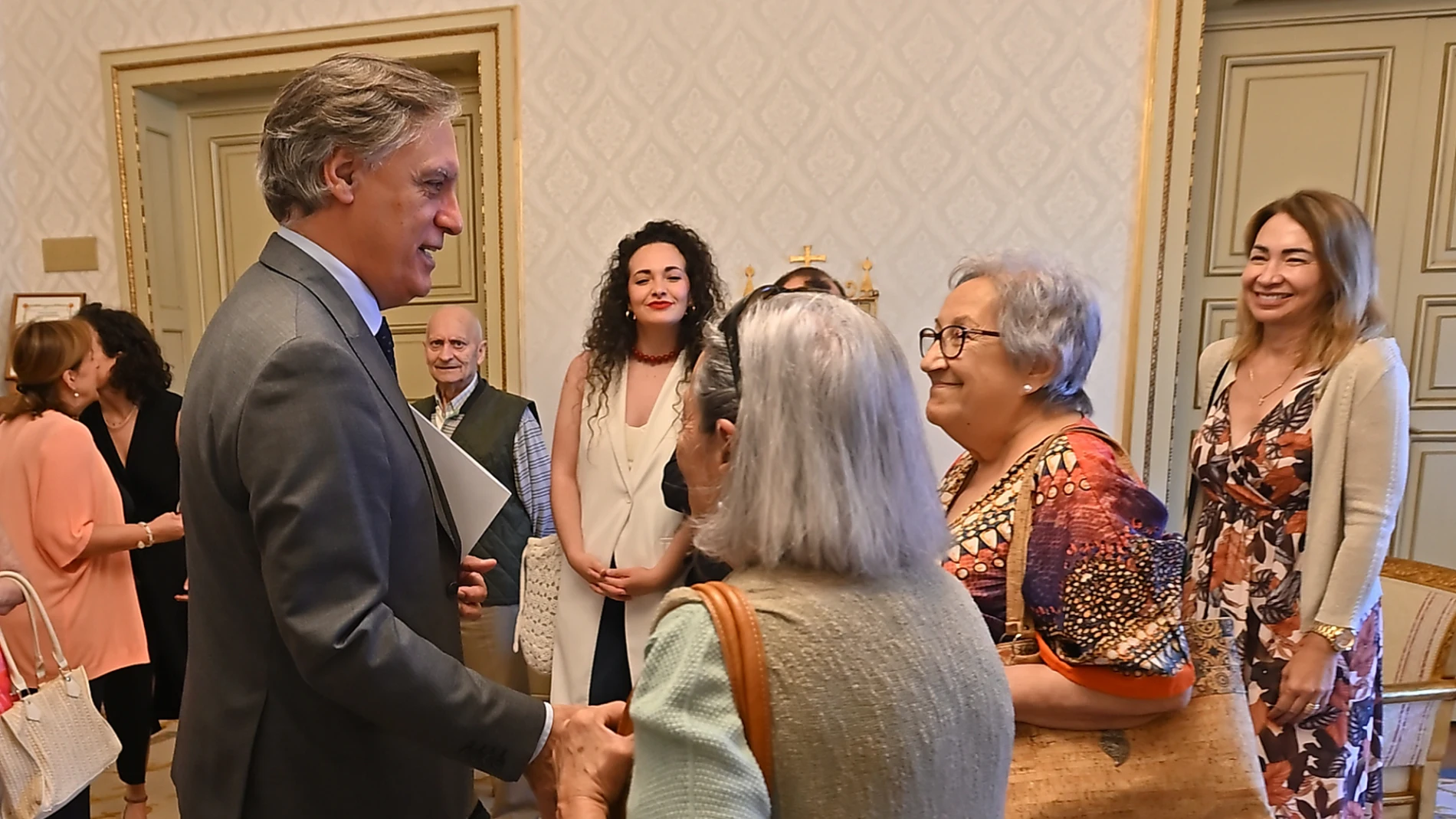 El alcalde Carlos García Cabayo conversa con algunos de los participantes en el programa ‘Salamanca Acompaña’