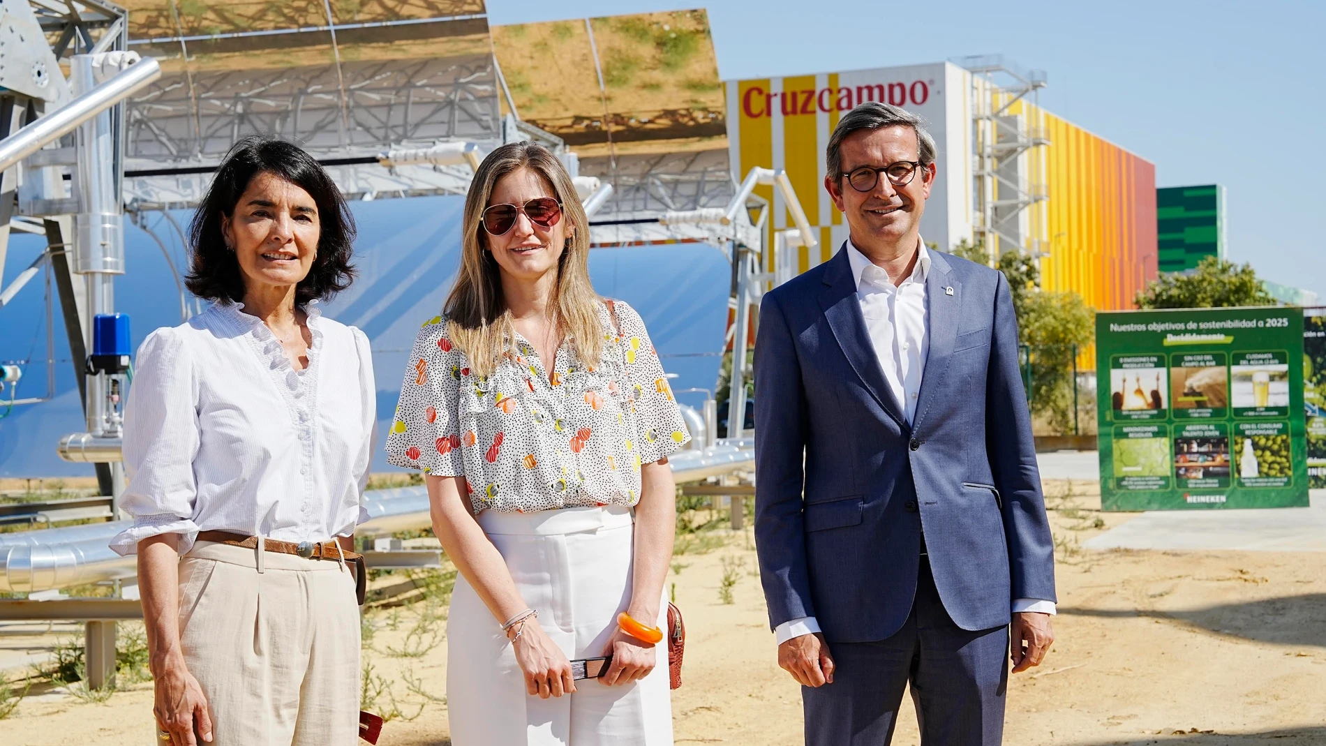 De izquierda a derecha, Carmen Ponce, directora de Asuntos Corporativos de Heineken España; Sara Aagesen, secretaria de Estado de Energía; y Jorge Paradela, consejero de Industria, Energía y Minas de la Junta de Andalucía. HEINEKEN ESPAÑA 24/06/2024