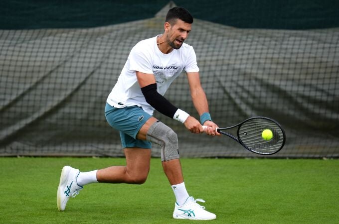 Djokovic, en pleno entrenamiento en Wimbledon