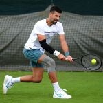 Djokovic, en pleno entrenamiento en Wimbledon