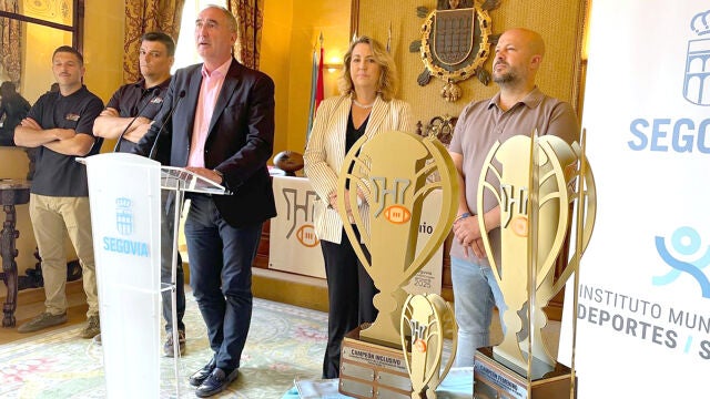 El alcalde de Segovia, José Mazarías, presenta el torneo de rugby
