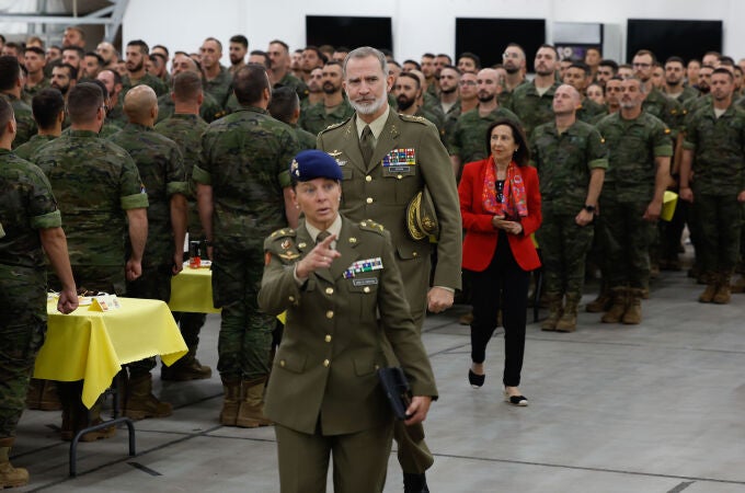 Felipe VI visita la base de Adazi