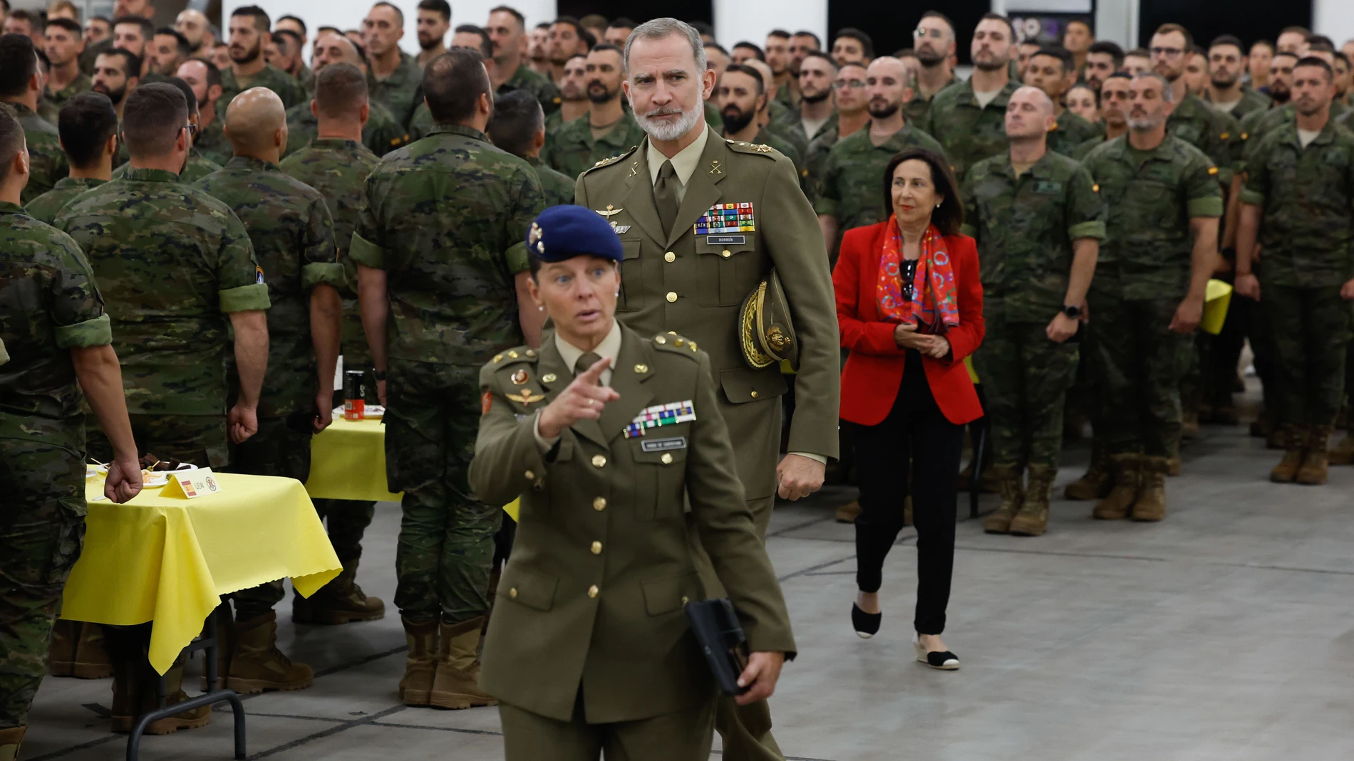 ADAZI (LETONIA), 25/06/2024.- El rey Felipe VI (c) y la ministra de Defensa, Margarita Robles (d), durante su encuentro con el contingente español dentro de su visita a la base de Adazi, este martes en Letonia, donde concluye su gira a los países bálticos. EFE/ Mariscal