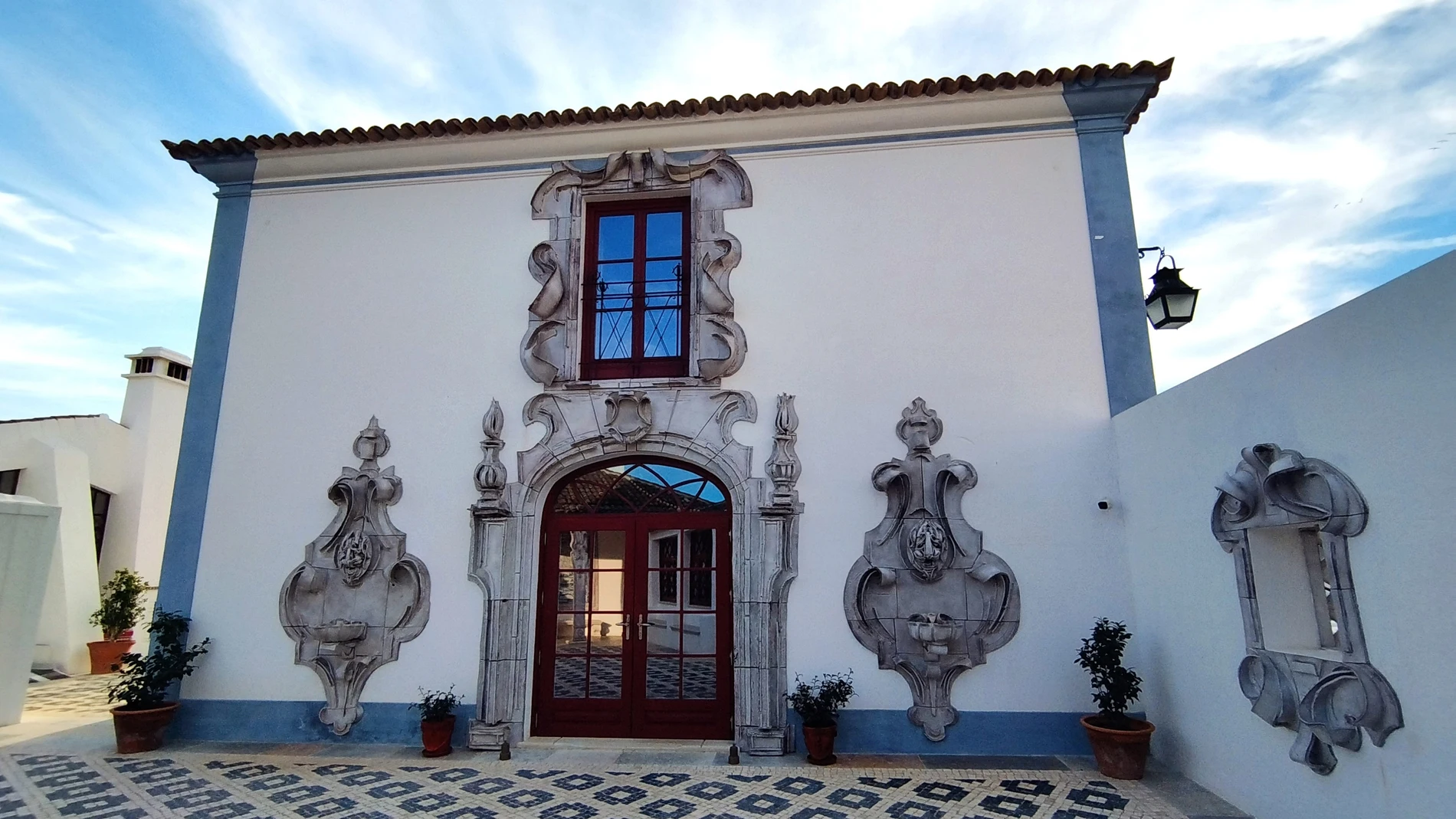Emblemática fachada de uno de los edificios que conforman Vermelho