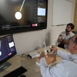El doctor Serres durante una formación a residentes con el simulador Winco USG