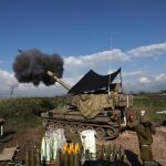 Una unidad de artillería israelí dispara hacia un objetivo en Líbano desde un lugar no revelado en la frontera entre Líbano e Israel. Foto: EFE
