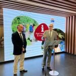 El presidente de la Diputación de Salamanca, Javier Iglesias, presenta la nueva oficina turística en la capital charra