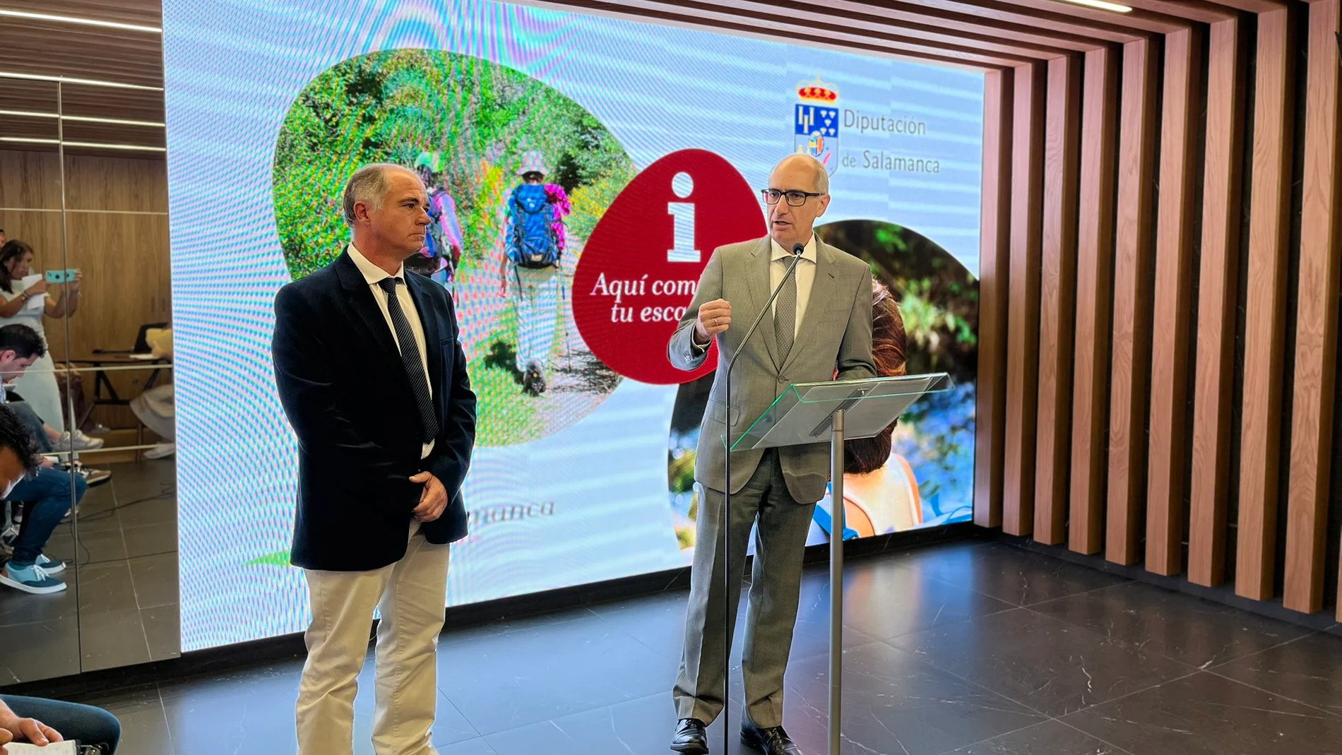 El presidente de la Diputación de Salamanca, Javier Iglesias, presenta la nueva oficina turística en la capital charra