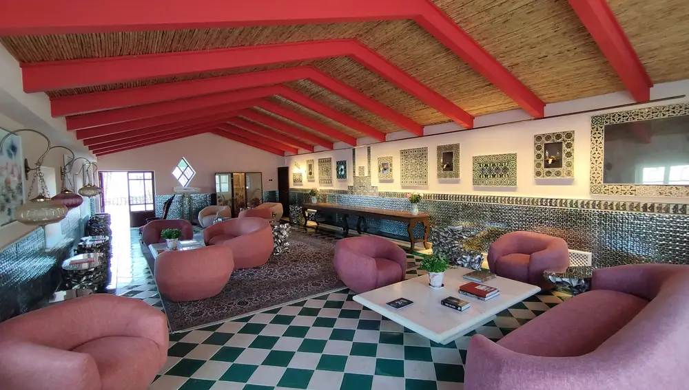 Una de las estancias comunes, decorada con mobiliario de Pierre Yovanovitch