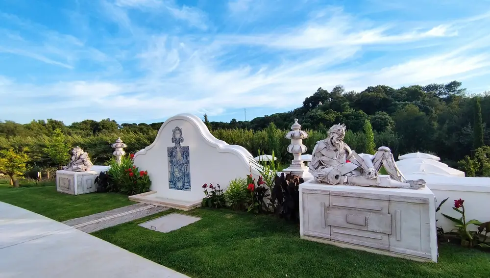 Una serie de originales estatuas de Giuseppe Ducrot decoran el jardín interior del hotel