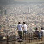 Jóvenes ante la ciudad de Barcelona