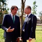 Suárez-Quiñones conversa con Jörg Lindemann tras visitar la empresa alemana en León