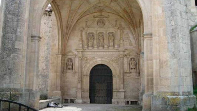 Pórtico renacentista de la iglesia de Bisjueces en Las Merindades burgalesas